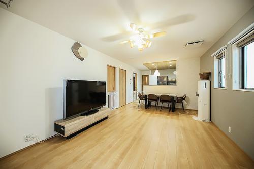 家族の交流を育むリビング階段仕様です。階段スペースには便利な収納もございます