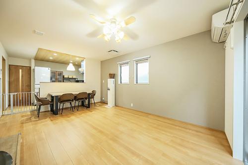 木目調で落ち着きのあるリビングは、心地よい空間に仕上がっております