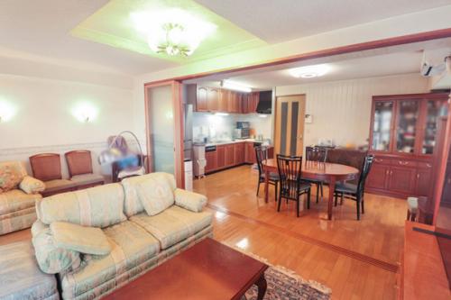 居室からリビングダイニングキッチンを望む