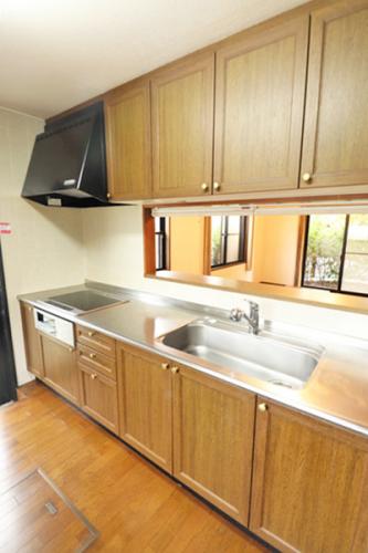 リビングで遊ぶお子様を見守りながらお料理ができる対面キッチン