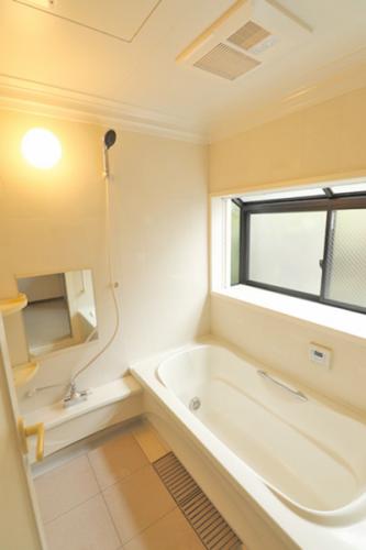 １日の疲れを癒す浴室は広々１坪以上