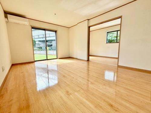 日差しあふれる南向きのリビングダイイング、窓からお庭へと続きます