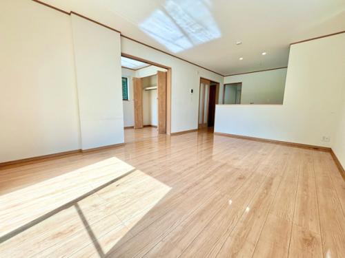 リビングダイニングと隣り合う洋室の扉は、収納可能なスライド式です