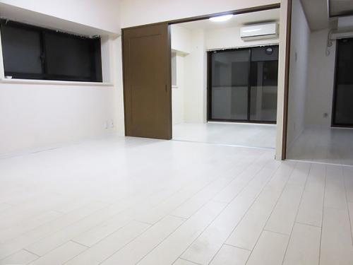 ダイニングと南側にある約5.6帖の洋室を望む