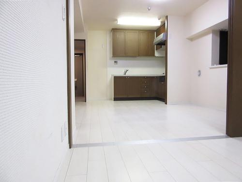 南側約5.6帖の洋室からリビングダイニングを望む