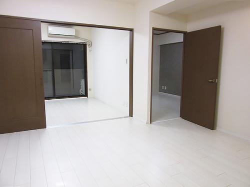 リビングダイニングと南側にある約6.0帖の洋室を望む