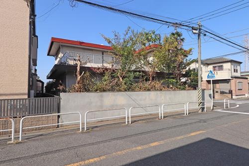 東側からの外観 通学路となっており、ガードパイプ設置で安全に配慮 東側からの外観 通学路となっており、ガードパイプ設置で安全に配慮