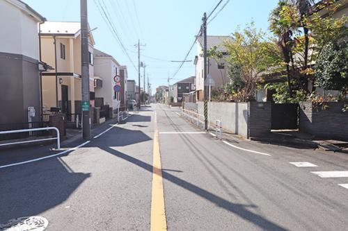 現地東側道路より南側を見る 高台に立地 現地東側道路より南側を見る 高台に立地