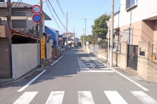 北側道路より西側を見る 前面右側は公園です 北側道路より西側を見る 前面右側は公園です