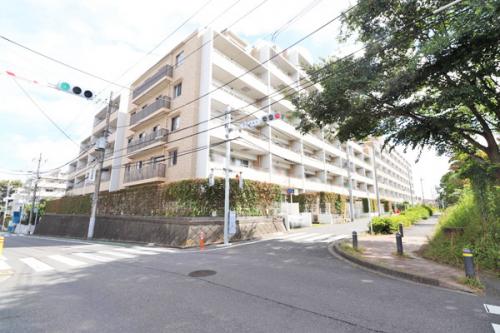 南西側からの外観、緑豊かな住環境です。