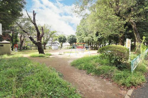 約110m地点の「はなみずき公園」はさくら通りに面し、地域の憩いの場です。