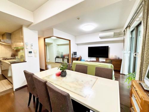 お子様のお昼寝や遊び場にちょうどいいリビングの隣に和室がございます