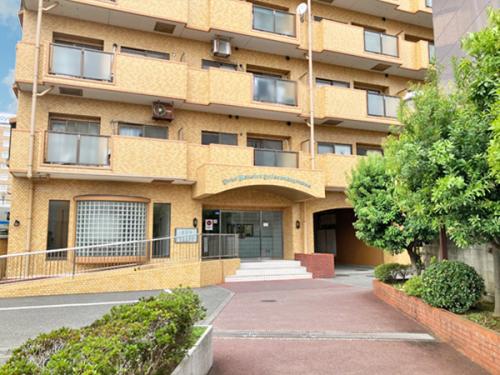 落ち着いた雰囲気のエントランスがみなさんを迎えてくれます。