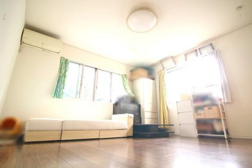 ●2025年10月撮影・2階リビングになります。採光もよく明るい雰囲気です。