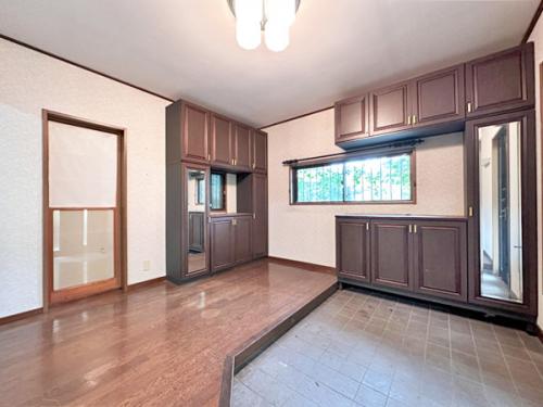 玄関を開けると木の温かみを感じ、収納もたっぷりです