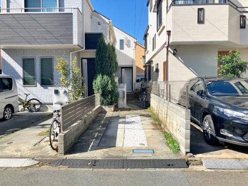 現地外観。スーパーやコンビニが５分圏内にあり生活利便性に優れた立地です。