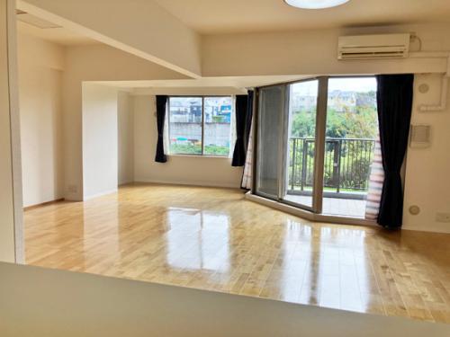 キッチンから見たLDとサンルーム、バルコニー、広いです！