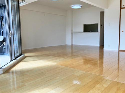 サンルームから左にバルコニー、約26.8帖大のLDKです