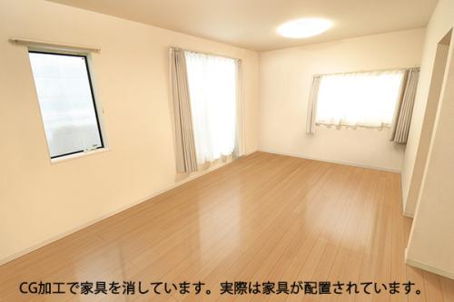 LDKはバルコニーへのはきだし窓と小窓があります。（家具消し加工済み）