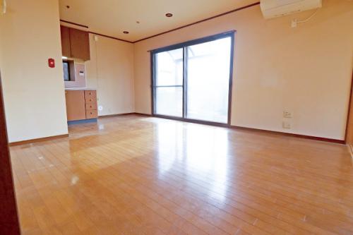 約18帖のLDK　居室の窓は断熱性と遮音性に優れたペアサッシを使用