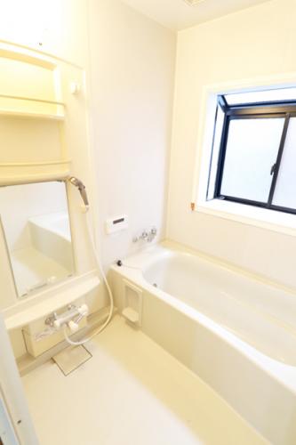 ゆったりとした浴槽で、リラックスしたバスタイムを楽しめます