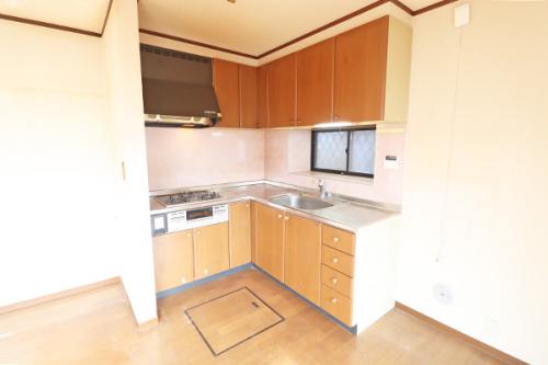 ゆとりある作業スペースと豊富な収納で使い勝手の良いL字型キッチンです