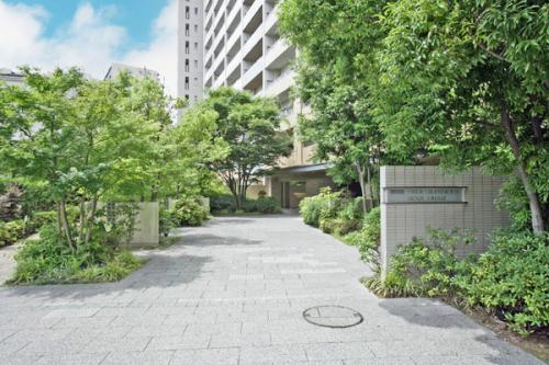 エントランスアプローチは緑を楽しみながらグランドエントランスへと続きます