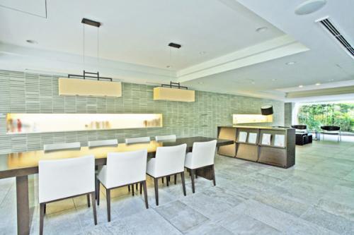 大きな窓に面したスペースで読書を楽しめるブックラウンジです