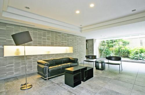 上質なインテリアに囲まれ落ち着いた空間のオーナーズラウンジです