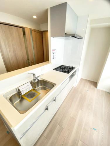 ワイドなシステムキッチン。リフォームで水回りも綺麗です。