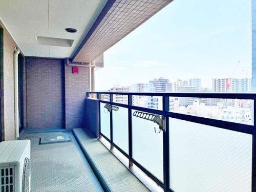 周辺には前を遮るものがないのでリフレッシュできる開放感は高層階ならでは！