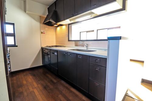 2階のキッチンはカウンターキッチン　収納にも配慮