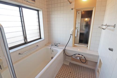 2階の浴室　窓が大きい明るい浴室です