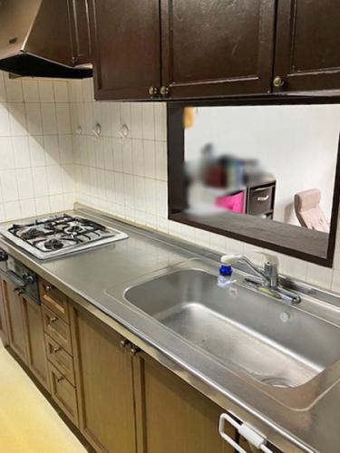 ダークブラウンのシックな色見が落ち着くキッチン