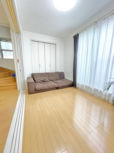 リビングと隣接した約５．０帖の洋室。