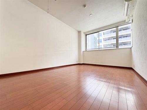 LDは約10.4帖あり、東南側は出窓に面して、陽当たり良好です。