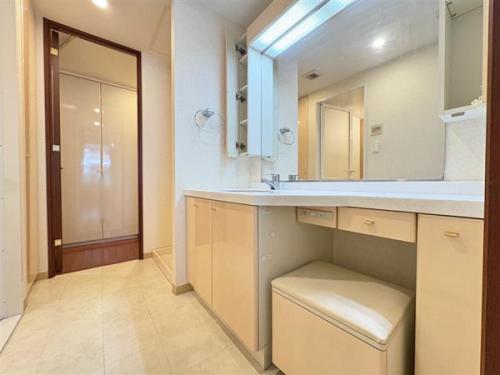 パウダールーム感覚のチェスト付きドレッサー