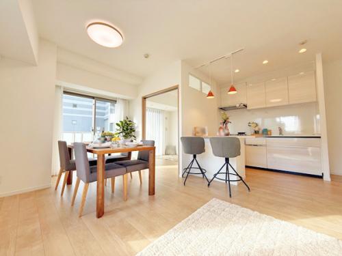 約12.6帖のLDKは、南×東の2面採光で気持ちの良い日差しが差し込みます。