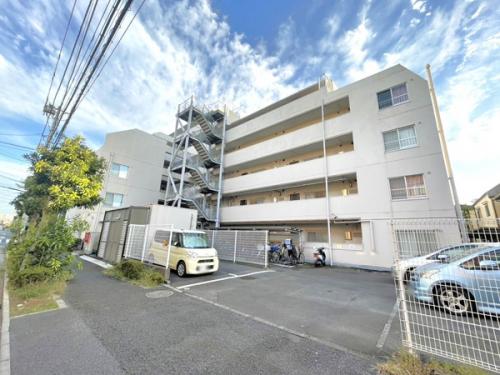 敷地内の駐車場5台は平置き駐車場となっております。