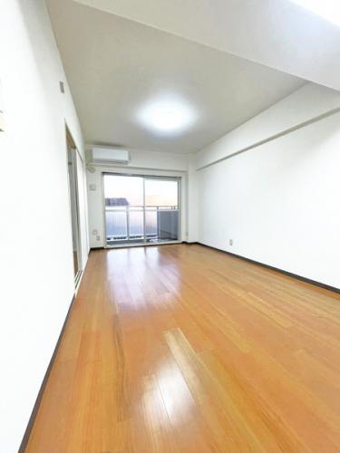 【LD】開口部も南西向きとなり眺望も抜けておりますので、しっかりと陽が入ります。