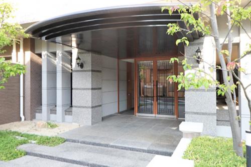 住まう方、訪れる方を上品に迎えるエントランス