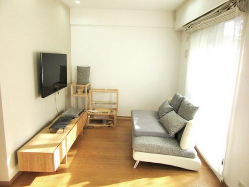 掃出し窓が2面ある明るいリビング