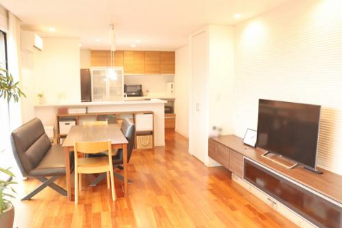 リビングには床暖房もあり　キッチンは対面のためお料理時に会話も弾みます