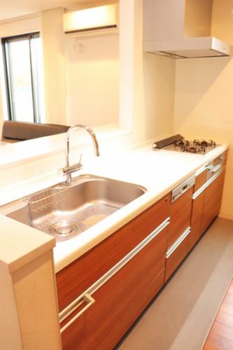 食洗器つき　シャワー水栓はお掃除も簡単、高級感もあります