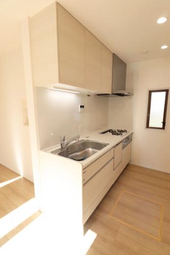 システムキッチン新規交換（食洗機付き）　吊戸棚があり収納力に優れたキッチンです