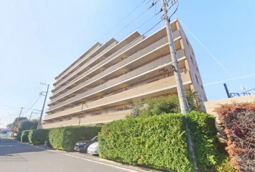 2006年５月築。８階建・71世帯。住宅街の静かな環境に位置します。