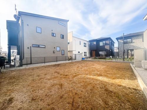 戸建てが中心で、ファミリー層に適した落ち着いたエリア。