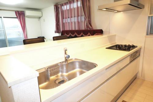 リビングとの会話が弾む対面式キッチンです