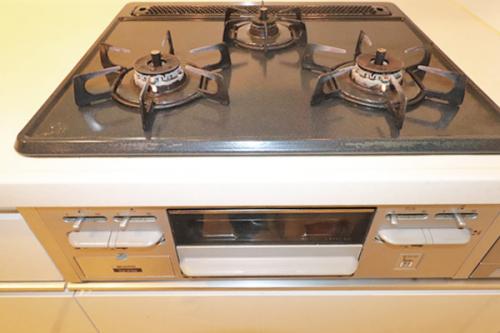 システムキッチン3口コンロ（グリル付）。お料理の幅が広がります