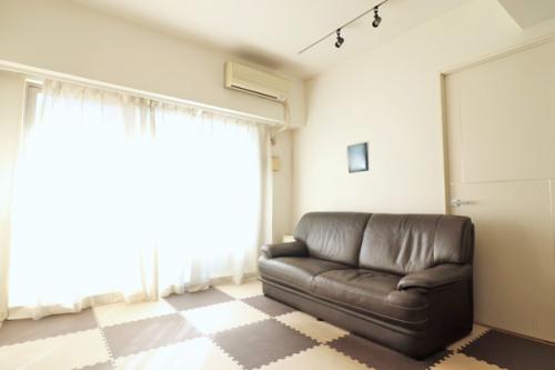 陽当たり良好の室内。日中は照明をつけなくても自然に明るい室内で過ごせます。